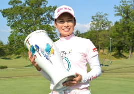 ツアー初優勝を飾った小橋絵利子(写真提供:日本女子プロゴルフ協会)