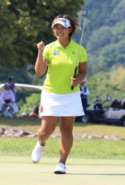 プレーオフ1ホール目で5メートルを決めてこのガッツポーズ 強い気持ちで勝利をつかみとった(撮影:ALBA)