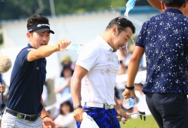キム・ヒョンソンら韓国人プロ達から手荒い祝福を受ける(撮影:ALBA)