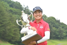 プロ初優勝を達成した小林咲里奈(写真提供:日本女子プロゴルフ協会)