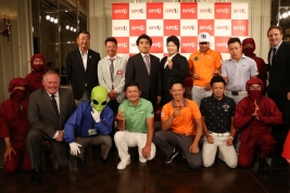契約を結ぶ選手たちと笑顔を見せる主催のISPS半田晴久会長