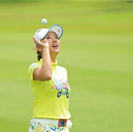 リラックスムードで最終調整を行う有村智恵(撮影:米山聡明)
