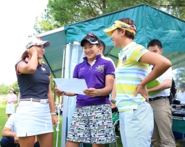 アマプロ戦の選手宣誓を前にイ・ボミ、成田美寿々と打ち合わせする森田理香子(撮影:米山聡明)