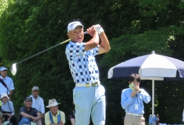 5アンダーで高見和宏と並んで首位スタートを決めた崎山武志(撮影:ALBA)
