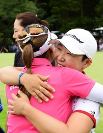 3連覇を達成し、グリーン上で韓国勢の仲間から祝福を受けるジエ(撮影:上山敬太)