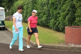 小林浩美会長と話しながら歩く申ジエ(撮影:ALBA)