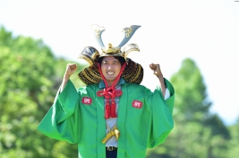 優勝かぶとをかぶって笑顔を見せる朴ジュンウォン(撮影:岩井康博)
