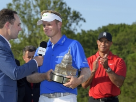 初優勝の苦労人に優しいまなざしを向けるウッズ(撮影:GettyImages)