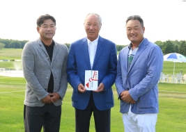 株式会社JOYXの前村直昭代表取締役から熊本地震への義援金を受け取った青木会長(撮影:ALBA)