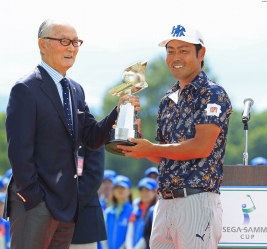 優勝した谷原にトロフィーを渡す長嶋大会名誉会長(撮影:米山聡明)