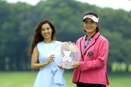 全美貞が4打差逆転で3年ぶりV 中村アンと表彰式で記念撮影(撮影:福田文平)