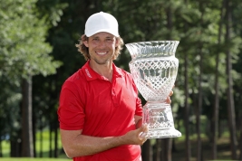 バデリー、優勝カップを手に100万ドルの笑顔!(撮影:GettyImages)