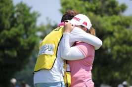 昨年はアン・ソンジュが結婚後初優勝 キャディを務めた旦那の胸で涙した(撮影:ALBA)