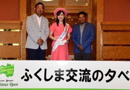 ミスピーチと昨年覇者P・マークセンと記念撮影する中嶋(撮影:上山敬太)