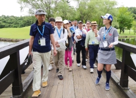 ギャラリー向けのラウンド解説を務めた古閑美保(撮影:上山敬太)