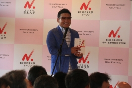日本大学ゴルフ部OB会から壮途金を受け取ったALBA(撮影:ALBA)