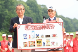 食事はゴルファーの元気の源!お菓子10年分という副賞に思わずニンマリ(撮影:ALBA)