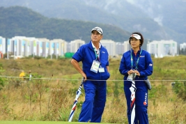 キャディと共に片山のプレーを見守った大山(撮影:福田文平)
