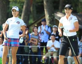 上田桃子と喜び合うキム・ハヌル(撮影:米山聡明)