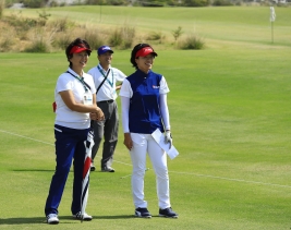 小林浩美LPGA会長とリラックスした表情でコースの感触を確かめる大山志保(撮影:福田文平)