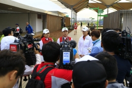インタビューを受ける韓国勢 今大会唯一4人が出場する(撮影:福田文平)