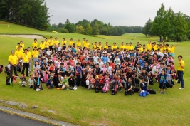 140名の子供たちが夏休みにゴルフにふれた<撮影:鈴木建夫>