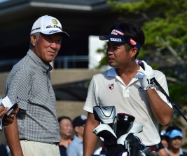 日本ツアー復帰初戦となる池田勇太、プロアマ戦の前は青木会長と談笑(撮影:岩井康博)