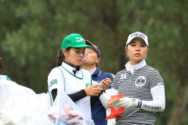 比嘉、今週はゴルフ経験0の姉の久美子さんとのコンビを組んでいる(撮影:ALBA)