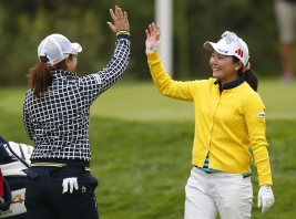 宮里美香とハイタッチで喜ぶ上原彩子(撮影:GettyImages)
