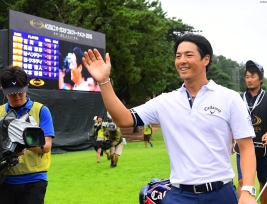 ギャラリーの歓声に応える石川遼 復活ののろしを派手に上げた(撮影:上山敬太)