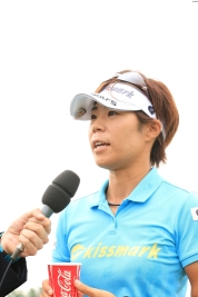 優勝インタビューで涙を見せずハキハキと受け答える穴井詩(撮影:秋田義和)