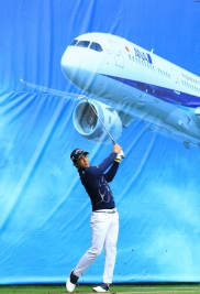 16番パー3、大きな飛行機をバックにティショットを放つ石川遼(撮影:小路友博)