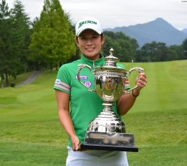 ステップ・アップ・ツアー2勝目をあげた小橋(写真は大会事務局提供)