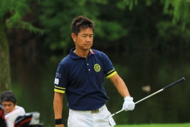 藤田寛之の右袖には、ホストプロの証である三菱マーク(撮影:赤澤亮丈)