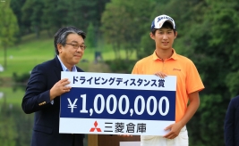 星野、ドライビングディスタンス賞100万円をゲット!(撮影:赤澤亮丈)