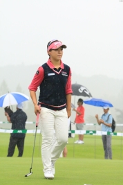 好調香妻琴乃は念入りにパットを調整(撮影:秋田義和)