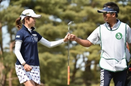 キャディを務める父・直(すなお)さんとの二人三脚で初優勝を目指す(撮影:GettyImages)
