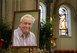 アーノルド・パーマー氏の遺影が、参列者に微笑んだ(撮影:GettyImages)