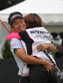 坂井恵キャディと抱き合い、喜ぶ池田勇太(撮影:ALBA)