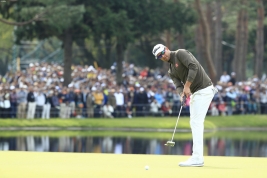 今日も多くのギャラリーが見守る中、今大会初バーディを決めたアダム・スコット(撮影:米山聡明)