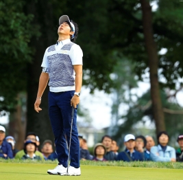 15番で今大会初バーディを奪った石川遼 天を見上げ、余韻に浸る(撮影:米山聡明)