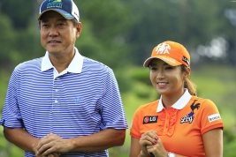 ジャイアンツカラーのウェアでプロアマ戦に挑んだイ・ボミは原氏からパワーをもらい優勝を目指す(撮影:福田文平)