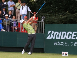 トータル11アンダーで首位を走る谷原秀人(撮影:標英俊)