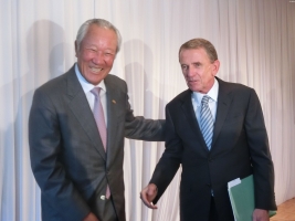 青木功会長とPGAツアーコミッショナーのティム・フィンチェム氏(撮影:ALBA)