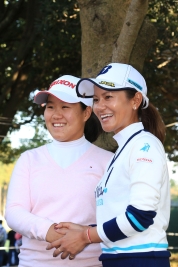 宮里藍(右)と固い握手を交わす畑岡奈紗 “世界”のプレーは畑岡にとって大きな刺激になったようだ(撮影:秋田義和)