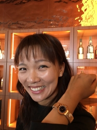 この日はピアスもブルガリ!副賞贈呈に笑顔を見せるテレサ・ルー(撮影:ALBA)