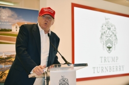 昨年の全英リコー女子オープン開催に合わせ、記者会見を行ったドナルド・トランプ氏(撮影:GettyImages)
