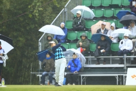 雨が降り続ける中、ティショットを放つ畑岡奈紗(撮影:福田文平)