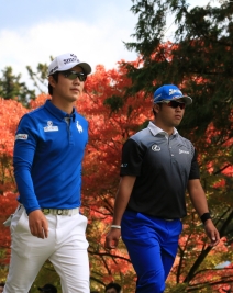 単独首位を走る松山英樹(右)と2位のソン・ヨンハン(撮影:標英俊)