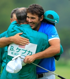 優勝を決めキャディと喜びを分かち合うブルックス・ケプカ(撮影:米山聡明)